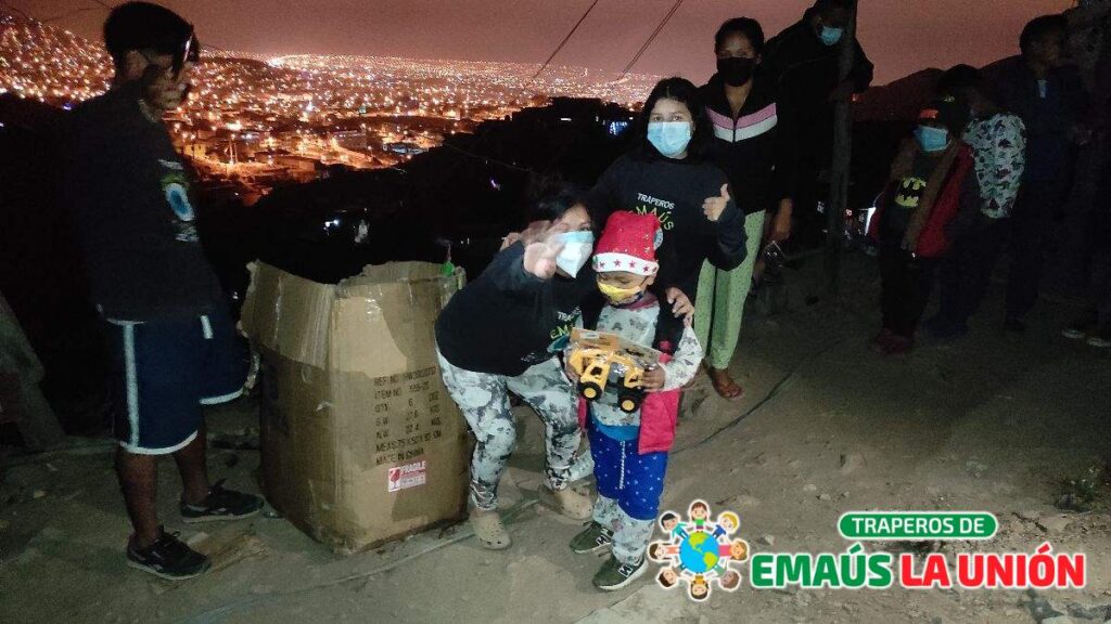 recolección de ropa usada en Pachacámac